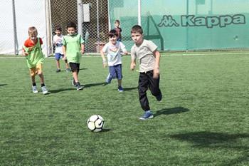 αγώνας ποδοσφαίρου για τα μικρά παιδιά